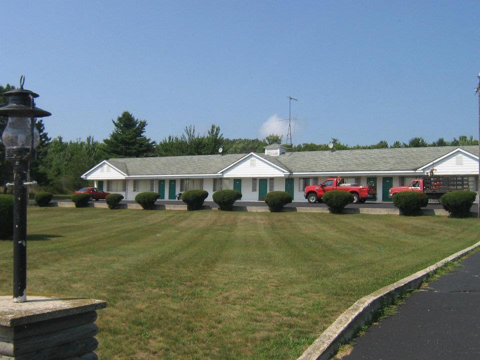 Chapel Hill Motel Brevort Exterior photo