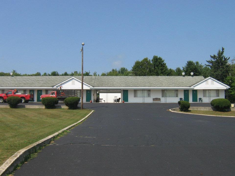 Chapel Hill Motel Brevort Exterior photo